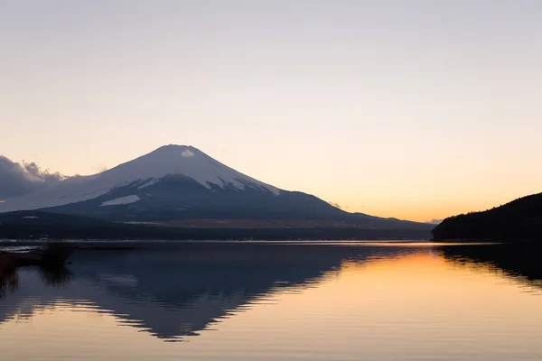 Montagna Fuji e lago alla sera — Foto Stock