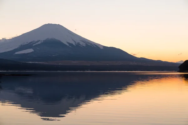 Montagna Fuji e lago alla sera — Foto Stock