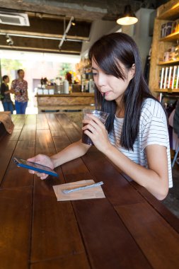 cep telefonu kullaranarak kahve kadınla 