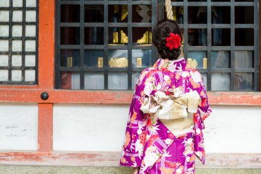 Zili çalmadan kadın arkadan görünüm