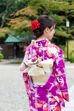 kadın giyiyor geleneksel Japon kimono
