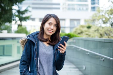 cep telefonu açık, kullanan kadın