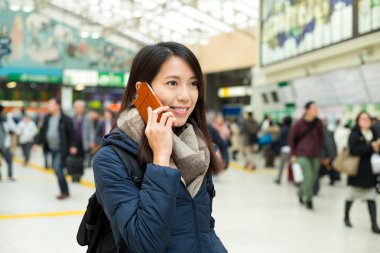 Asyalı kadın cep telefonunda söz