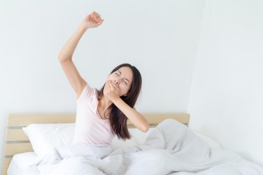 Asyalı kadın sabah germe  