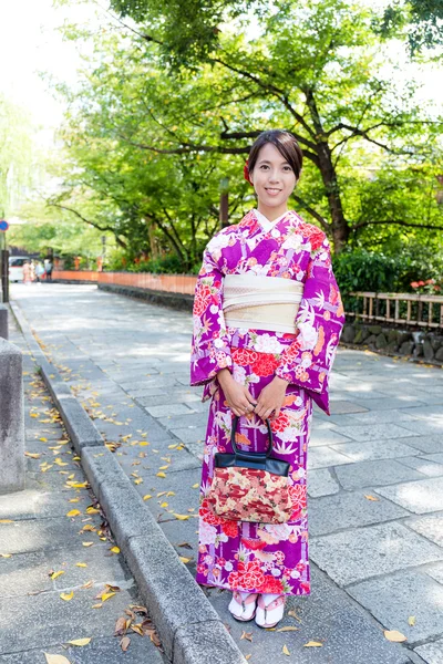 Mulher japonesa com kimono vestir — Fotografia de Stock