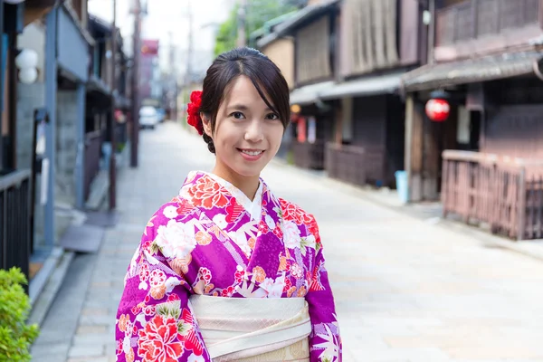 Donna che indossa il tradizionale kimono giapponese — Foto Stock