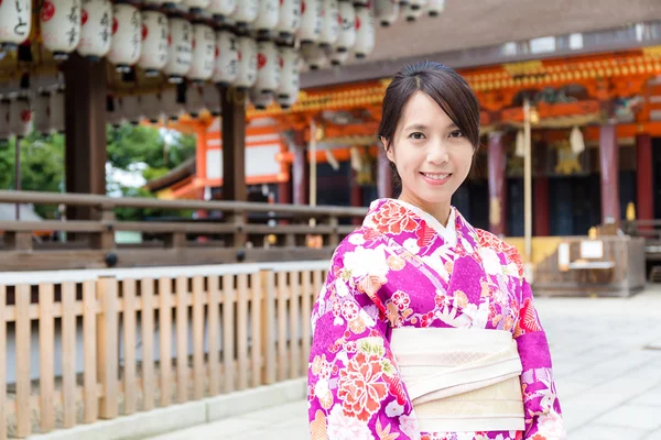 Mujer usando tradicional japonés kimono — Foto de Stock