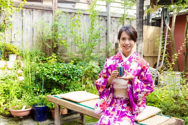 Mulher japonesa bebendo chá — Fotografia de Stock