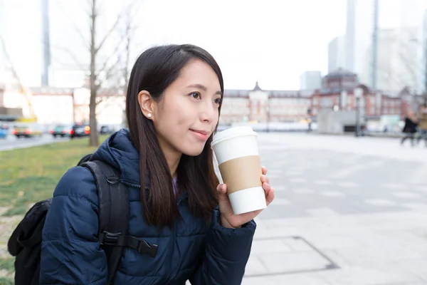 Kadın, açık kahve içme — Stok fotoğraf