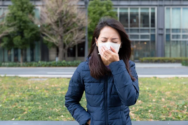 Femme portant un masque facial se sentant mal — Photo