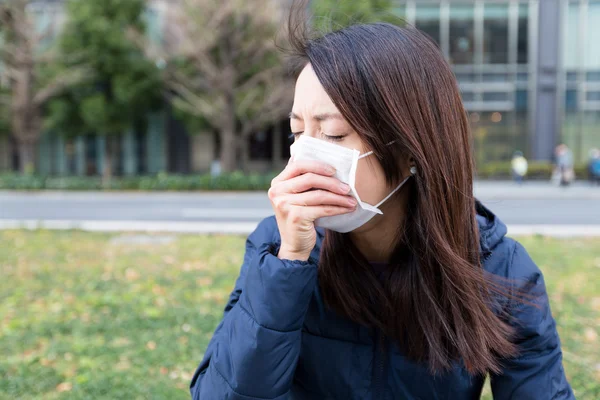 Vrouw gezicht masker gevoel onwel dragen — Stockfoto