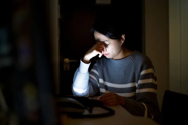 Mujer sintiendo dolor ocular — Foto de Stock