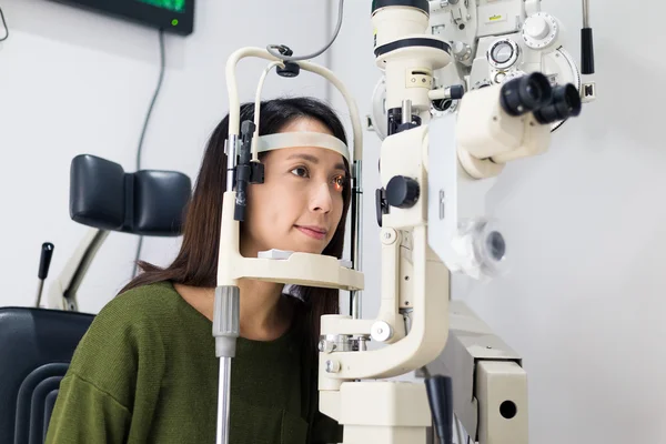 Kvinna under en ögonundersökning vid kliniken — Stockfoto