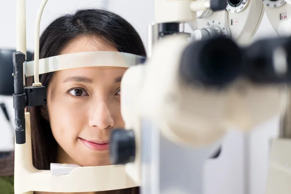 Mulher durante um exame oftalmológico na clínica — Fotografia de Stock
