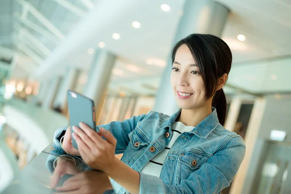 Mulher usando celular no shopping — Fotografia de Stock