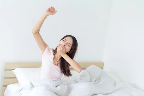 Asiatische Frau Stretching in die Morgen — Stockfoto