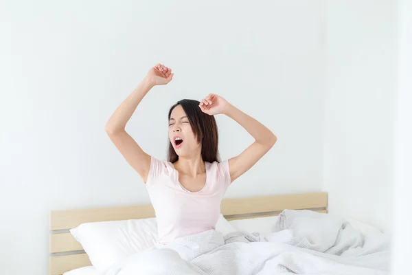 Asiatico donna stretching in il mattina — Foto Stock