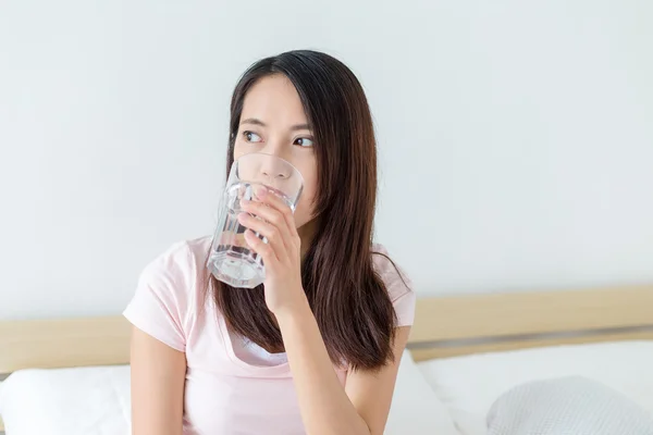 아시아 젊은 여성 물 잔을 — 스톡 사진