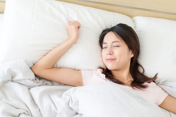 Frau schläft auf Bett — Stockfoto