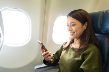 Uçak mobil telefon kullanan kadın