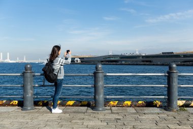 Yokohama Limanı içinde kadın alarak fotoğraf