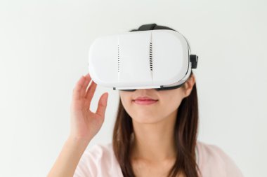 VR aygıtı kullanan kadın