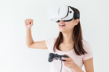 Sanal gerçeklik aygıtıyla kadın