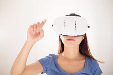 VR aygıtı kullanan kadın