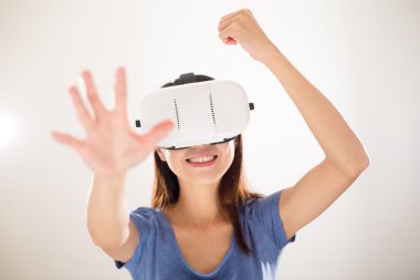 VR aygıtı kullanan kadın