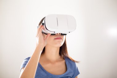 VR aygıtı kullanan kadın