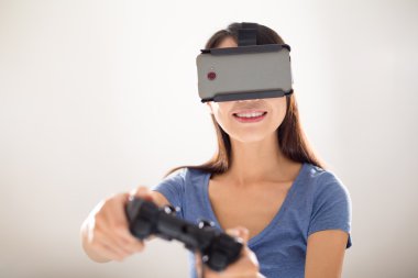 Sanal gerçeklik aygıtıyla kadın