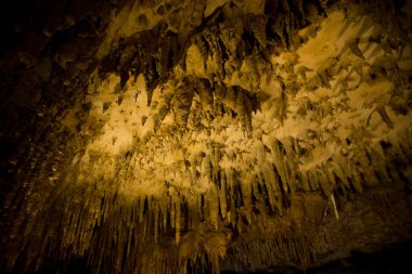 Mağara içinde sarkıt