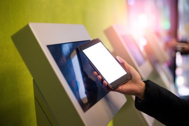 Kadın tarafından Nfc ödeme makinede tarama