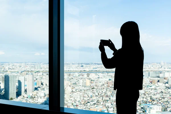Vrouw nemen foto van de stad Tokio — Stockfoto