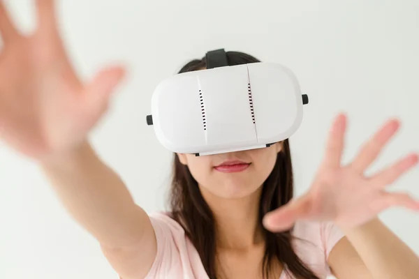 Donna che utilizza il dispositivo vr — Foto Stock