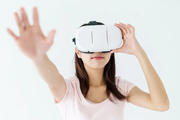 Vr 기기를 사용하는 여자 — 스톡 사진