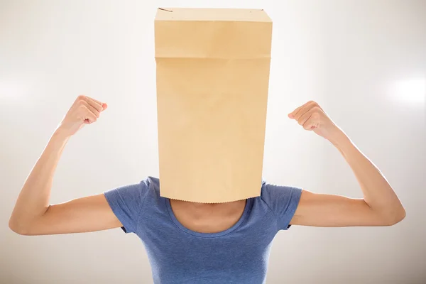 Femme avec sac en papier sur la tête — Photo