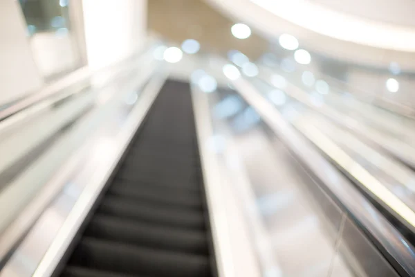 Vista desfocada das escadas rolantes do centro comercial — Fotografia de Stock
