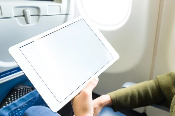 여 자가 비행기에 태블릿을 사용 하 여 — 스톡 사진