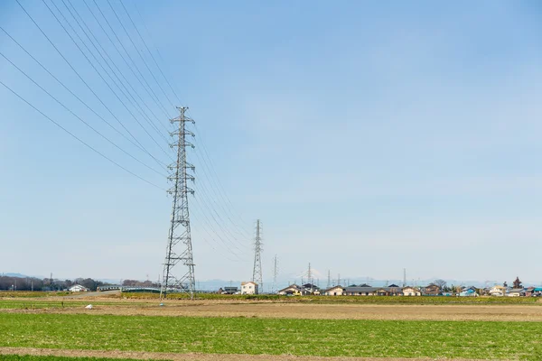 Силова вежа і лінії електропередачі — стокове фото