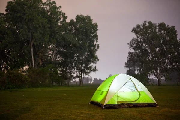 Camping tält på natten — Stockfoto