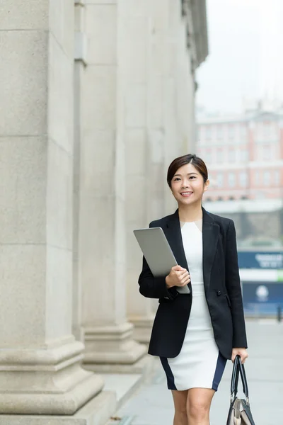 Jeune femme d'affaires asiatique en costume d'affaires — Photo