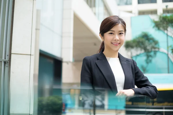 Junge asiatische Geschäftsfrau in Business-Anzug — Stockfoto