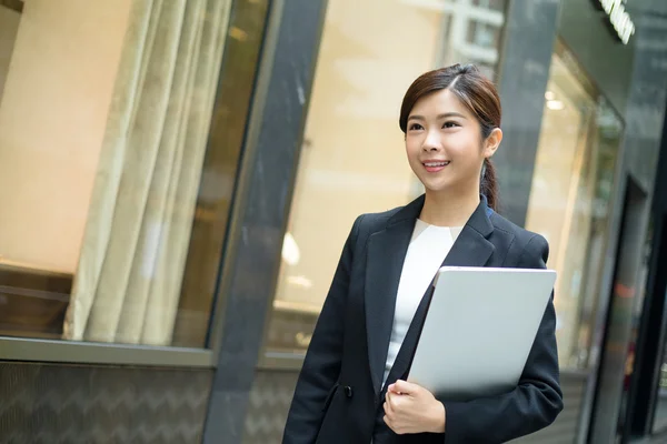 Giovane donna d'affari asiatica in abito da lavoro — Foto Stock