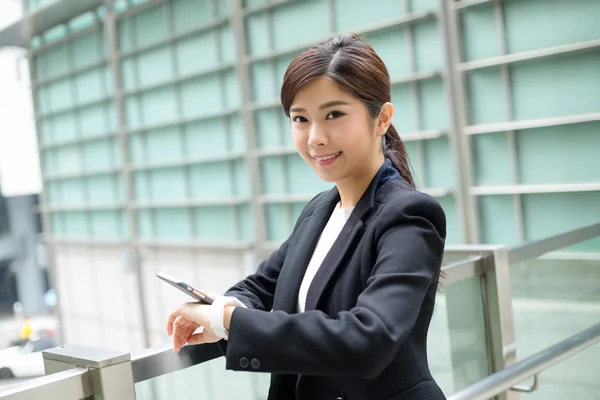 Junge asiatische Geschäftsfrau in Business-Anzug — Stockfoto