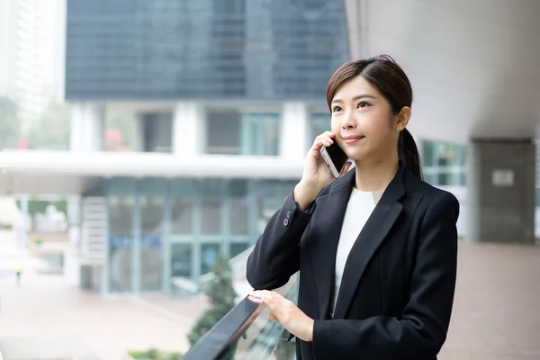 Jeune femme d'affaires asiatique en costume d'affaires — Photo