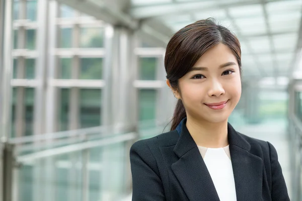 Jeune femme d'affaires asiatique en costume d'affaires — Photo