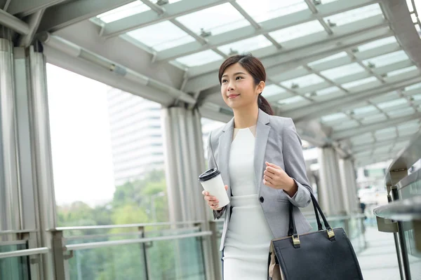 Unga asiatiska affärskvinna i kostym — Stockfoto