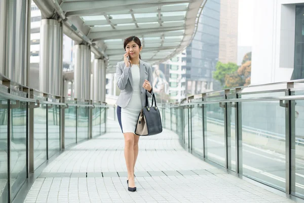 Giovane donna d'affari asiatica in abito da lavoro — Foto Stock