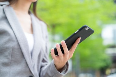 bir dokunmatik ekran smartphone kullanan kadın